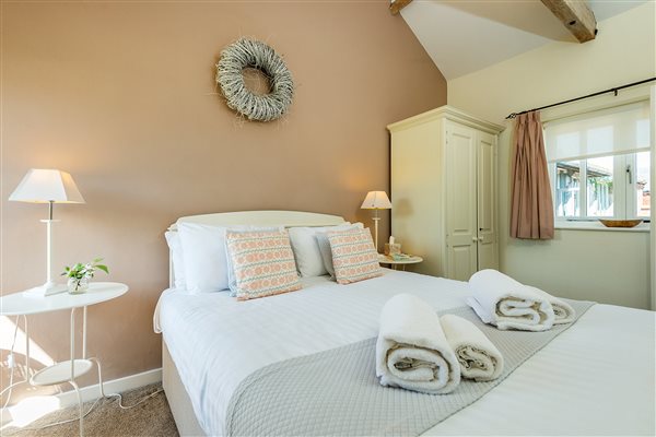 Wagtail Cottage king-sized bedroom Norfolk